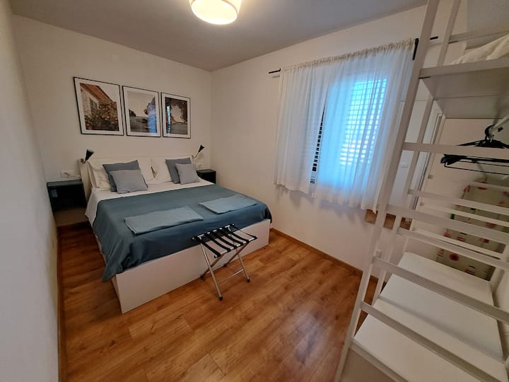 Спалня, легло 160x200 см