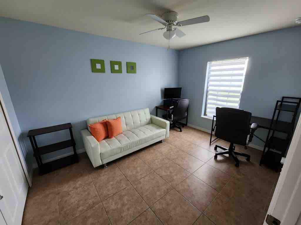 3 sobe, kauč na razvlačenje i uredski prostor s radnim stolom i stolicama 