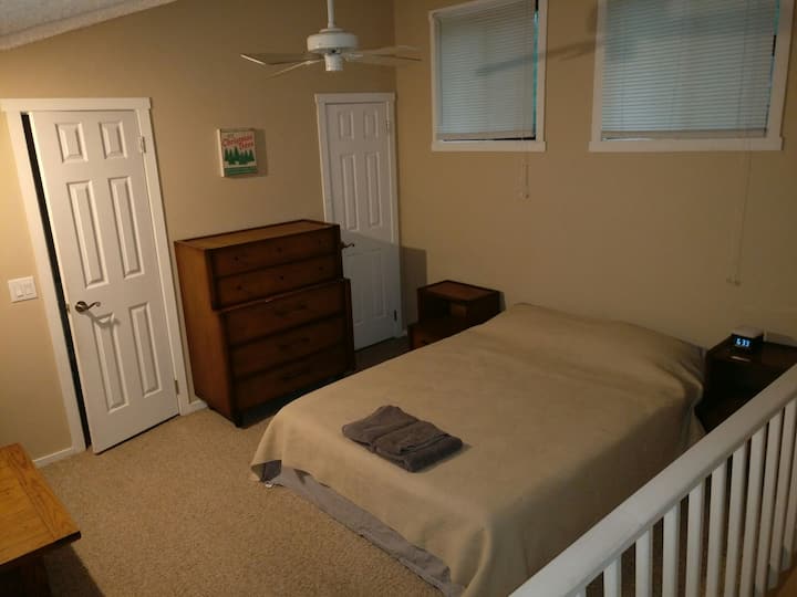 Loftová spálňa s manželskou posteľou Queen