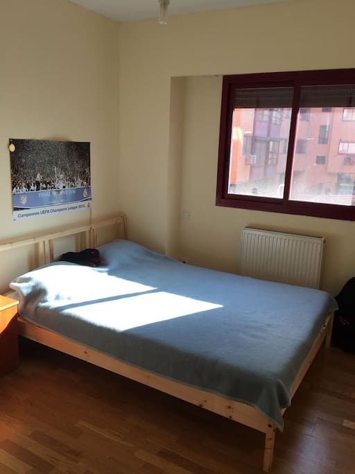Habitación cama doble, armario
Bedroom with double bed, wardrobe