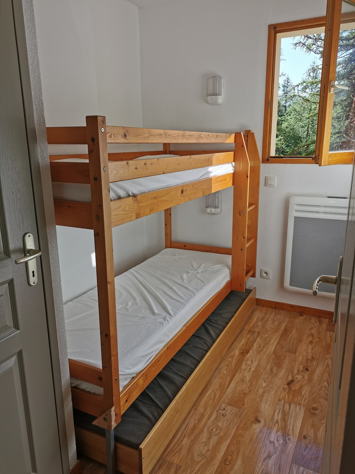 Slaapkamer, stapelbed en een kinderbedlade. Uitgerust met een kleine aan de muur gemonteerde kast