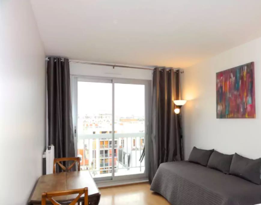 Room 1 : Séjour - Salle à manger sur balcon ou chambre à coucher 2 lits