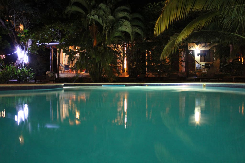 Los apartamentos estan enfrente de la piscina