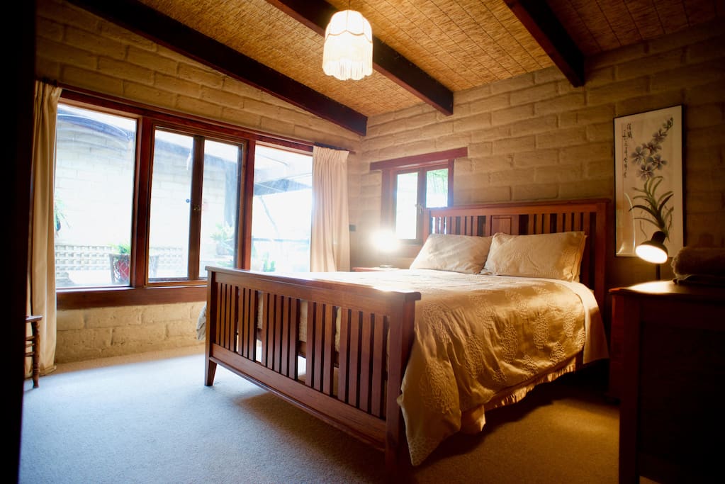 Bedroom 1 - Queen