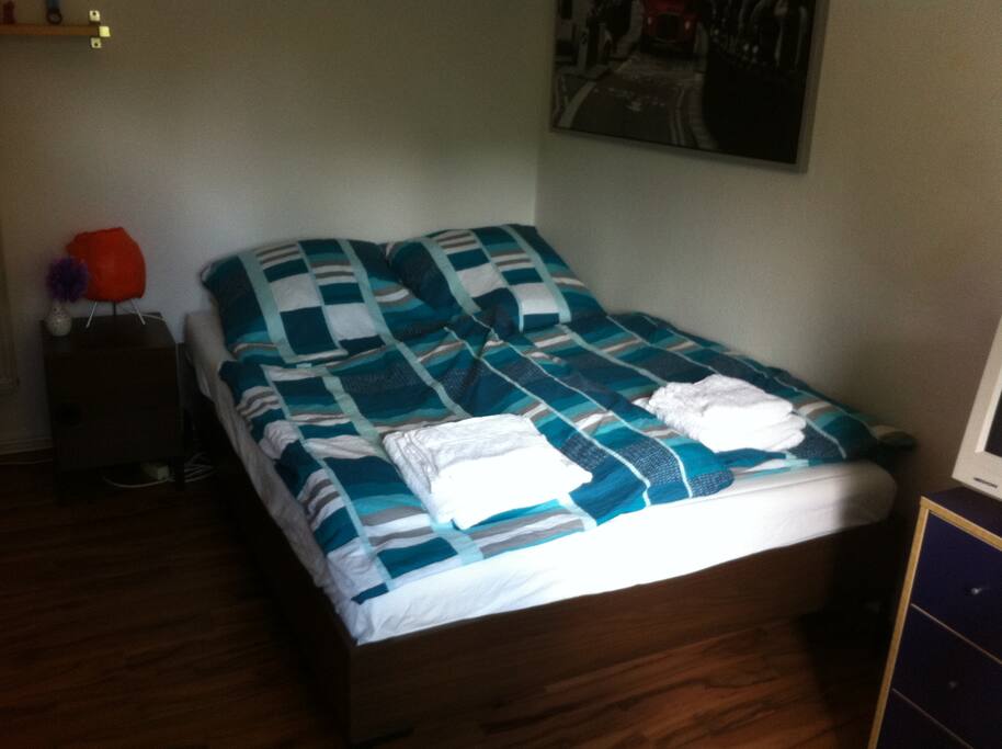 Bett 1,40 m breit