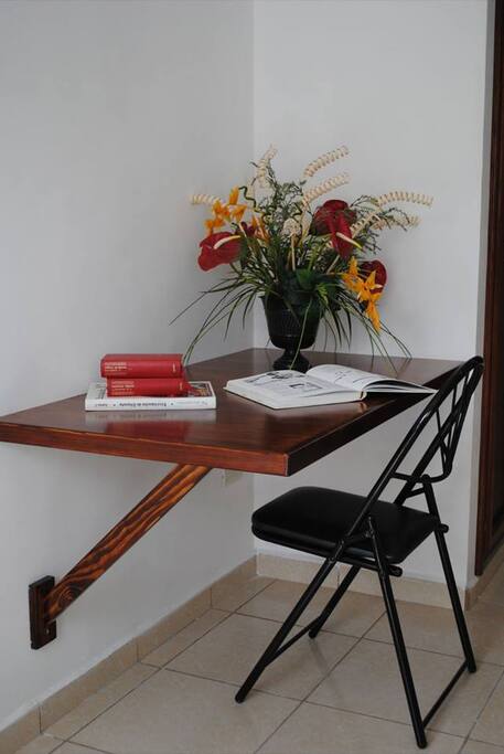Escritorio y silla para estudiar o afinar trabajos, recuerda contamos con WIFI