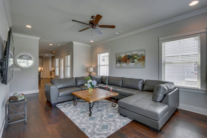 Twin Belmont Homes w/ 8 King Rooms, 4 Living Rooms