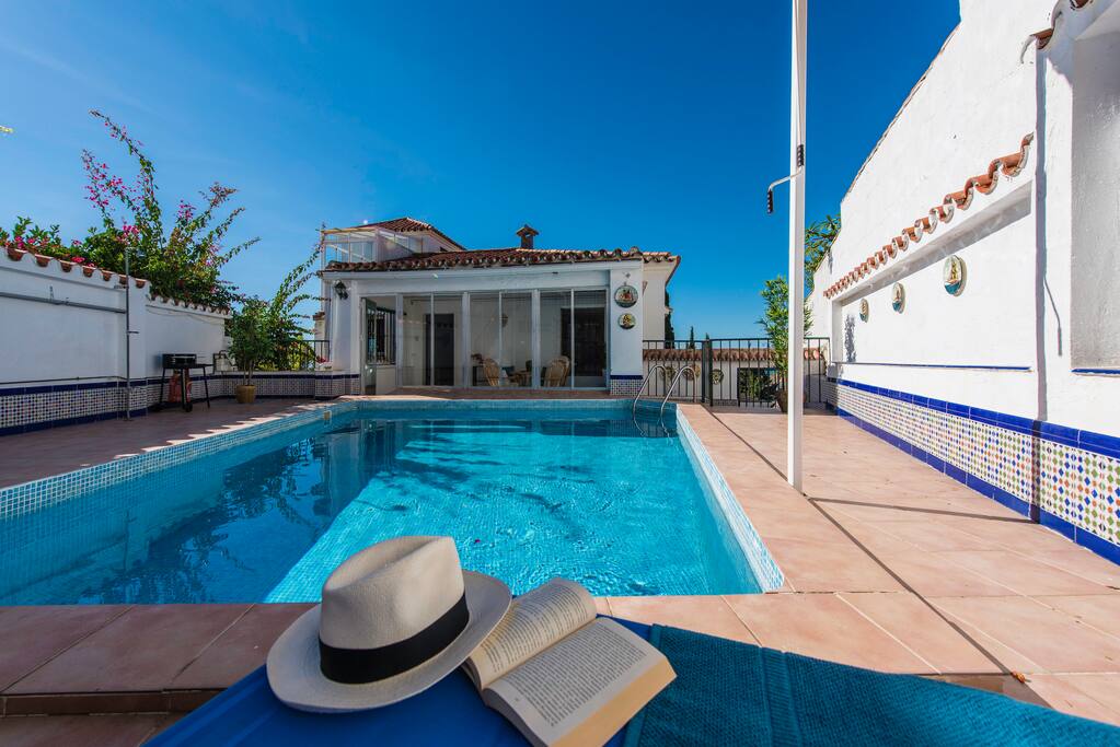 Lectura al borde de la piscina