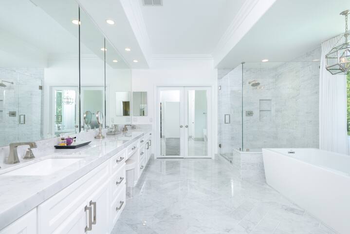 Stylish Home w/ Modern Yard gallery image 5