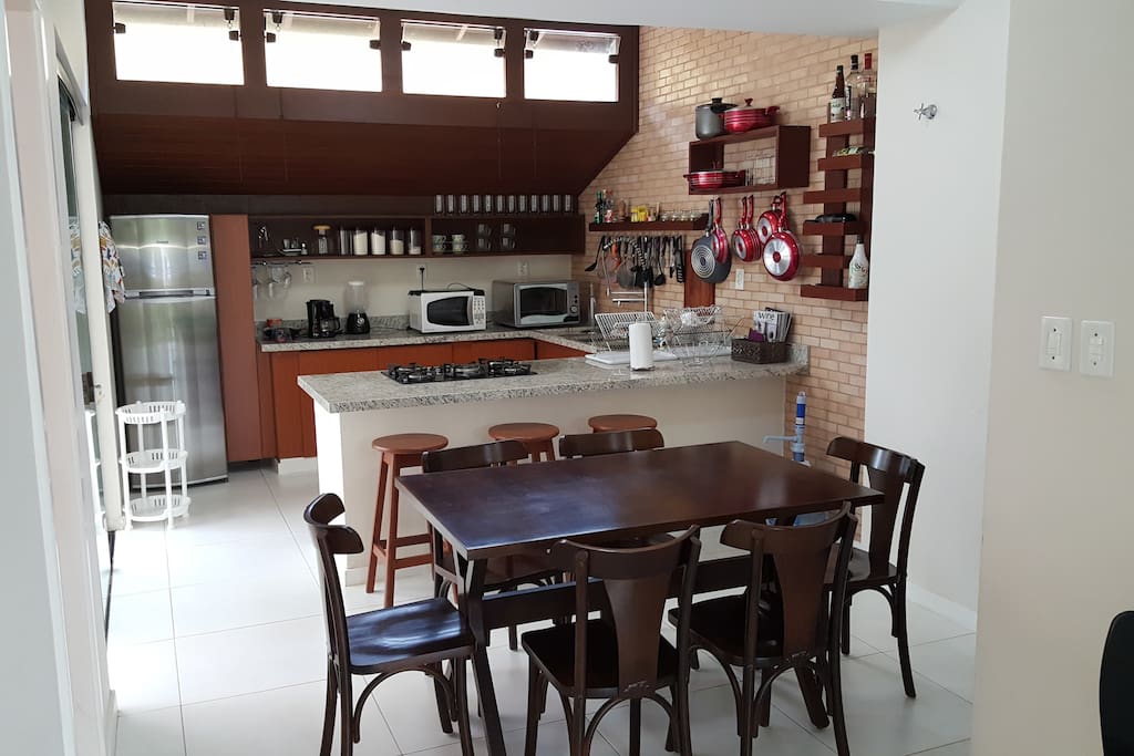 Vista da cozinha e mesa de refeições