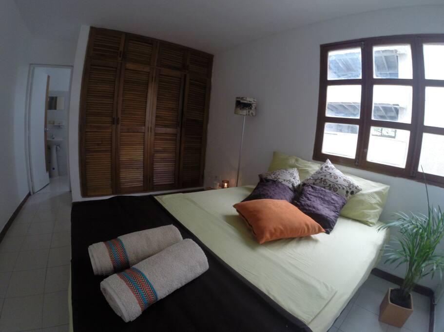 Comoda habitacion que ofrece privacidad.