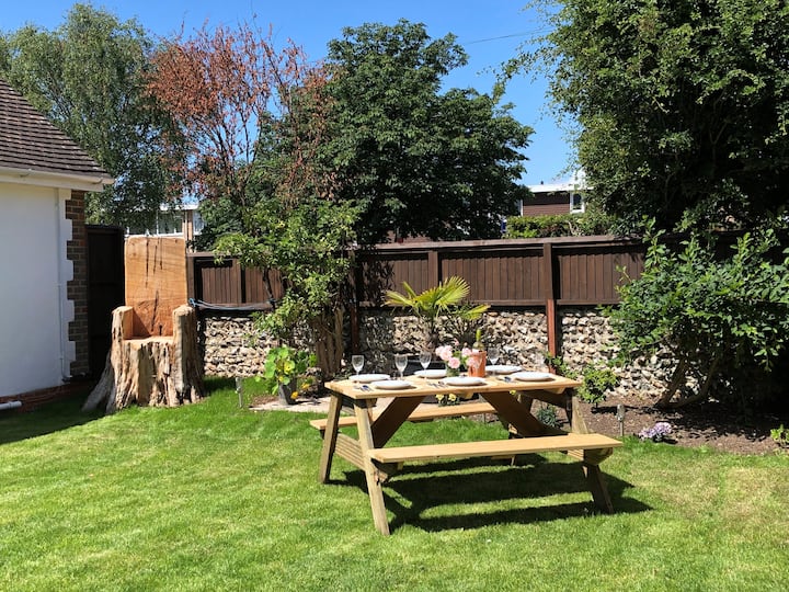 Self contained small bungalow, short walk to beach Bungalows for Rent