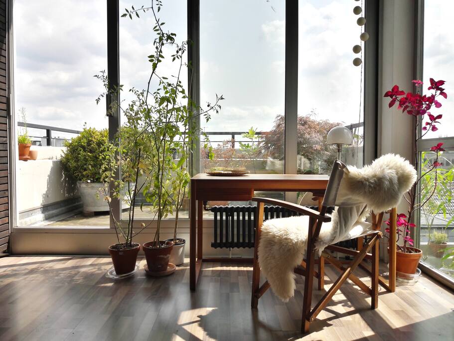 Arbeitstisch mit Blick auf 2. Terrasse
