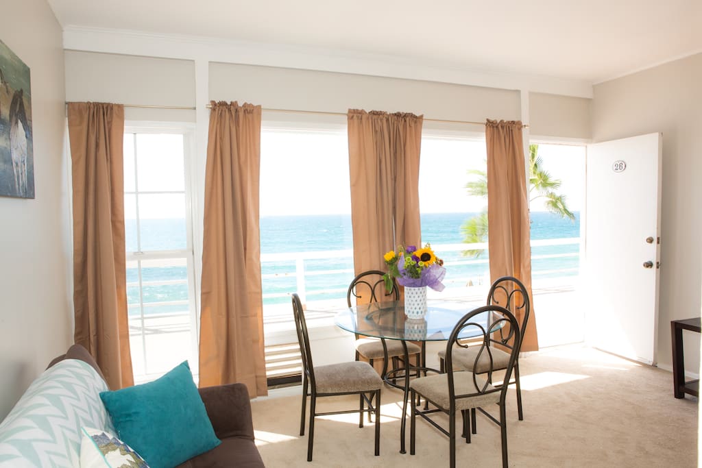 Enjoy dinner and a view! Take advantage of the unobstructed ocean views during your stay