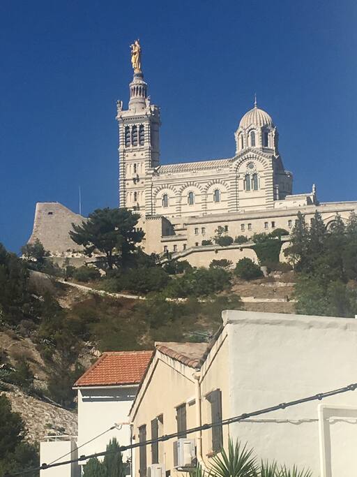 Vue de l'appartement sur Notre dame de la Garde, symbole de Marseille.