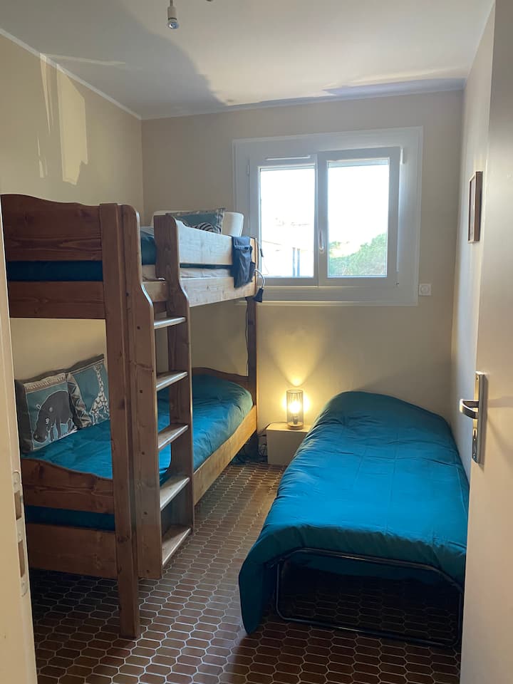 Ambienti i dhomës së gjumit me një krevat të tretë nëse nevojitet 