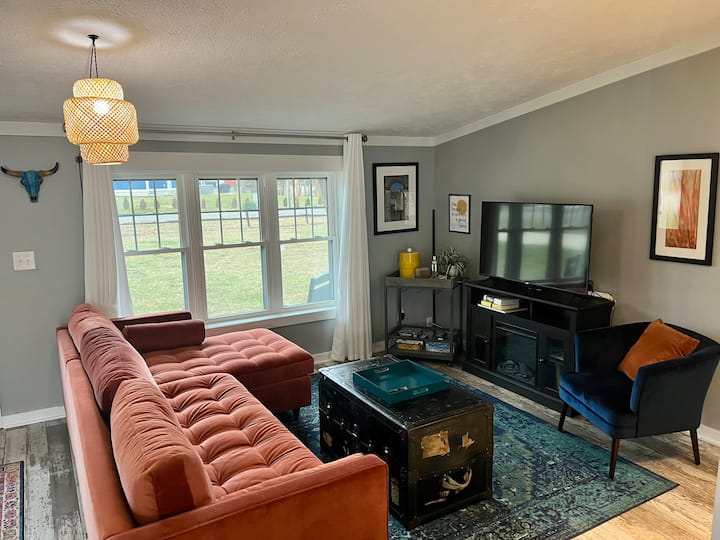 Sunčana i udobna TV soba. 