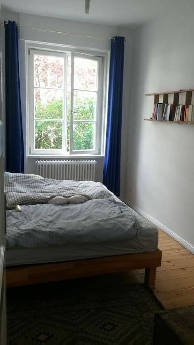 Gemütliches Schlafzimmer, geht nach hinten in den Hof raus