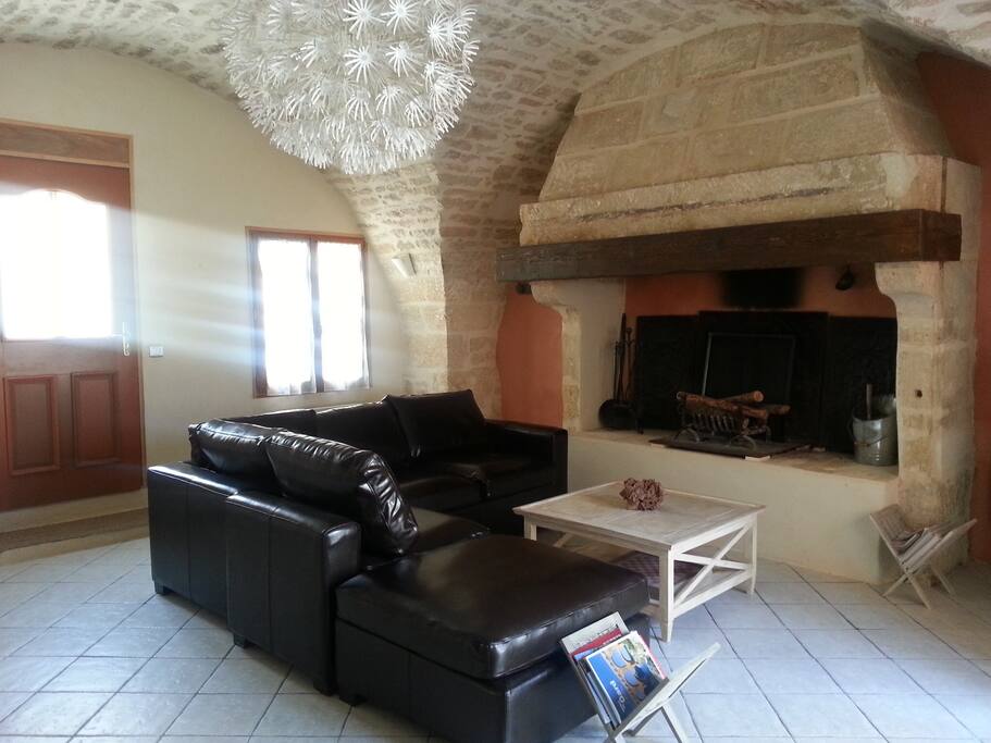 Salon avec salon en cuir, TV Orange, wifi donnant sur le patio