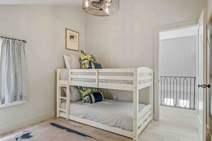 Chambre avec lits superposés n °4 et 2 lits jumeaux. Il s'agit du deuxième étage/niveau. La salle de bain complète n °3 est juste à côté de cette chambre.