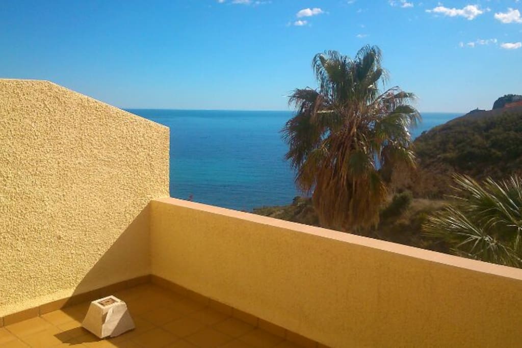 mi terraza con vistas al mar, los desayunos aqui son increibles!