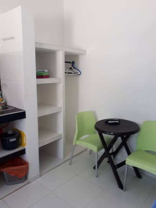 Mesa auxiliar para compartir alimentos. Posibilidad de adicionar más sillas.