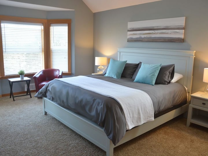 Master w/ King Bed & Bath