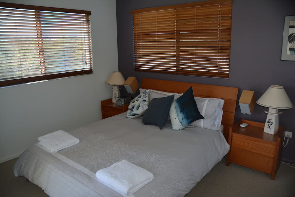 Main bedroom, Queen size bed