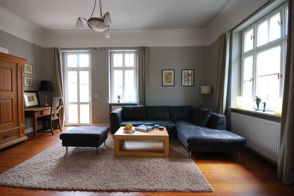 Das Wohnzimmer mit Balkon