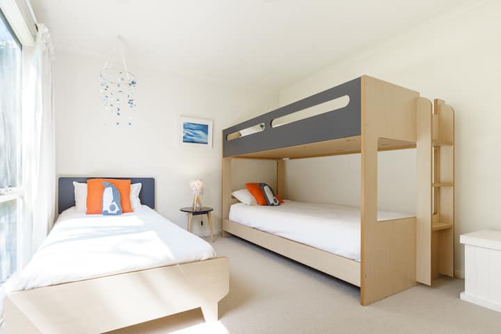 Трета спалня - единично легло и двуетажни легла тип Кинг