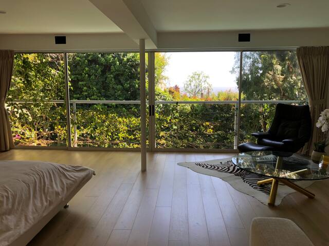 Honeymoon House in Hollywood Hills gallery image 4