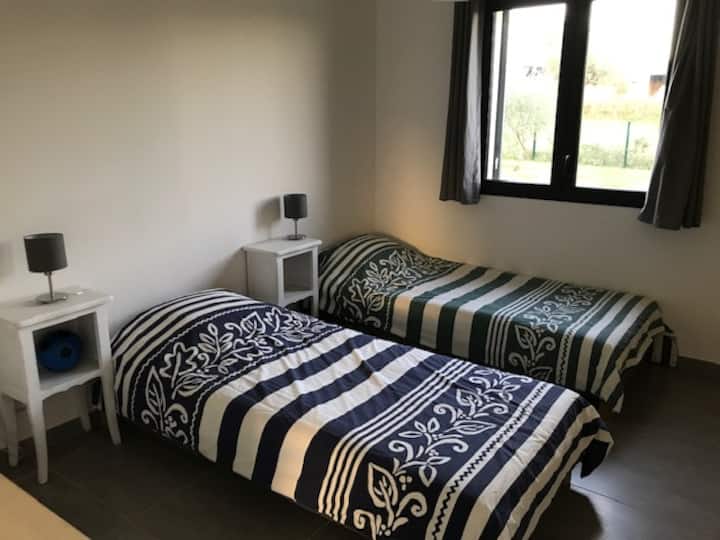 Spálňa 4 modulárne prízemie - dve samostatné lôžka / 1 dvojlôžko - na požiadanie.  