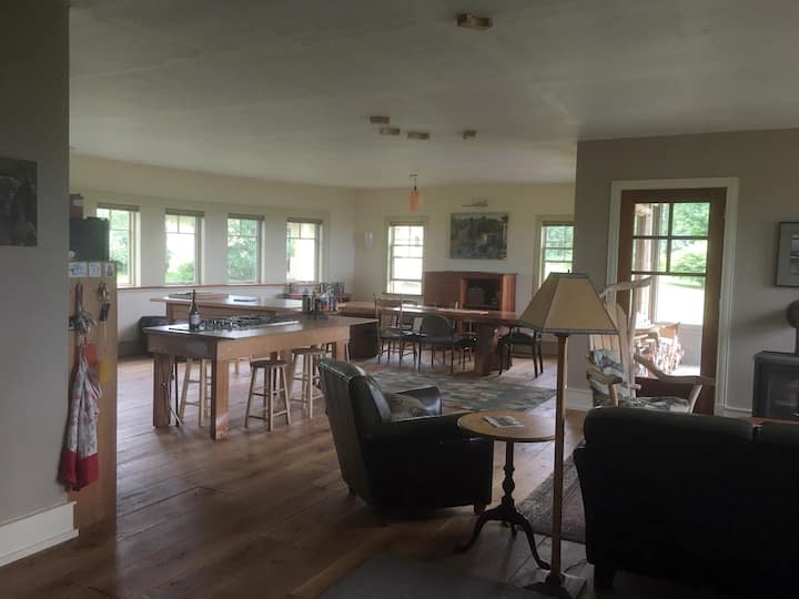 Dave heeft afgelopen winter twee weken in Vermont doorgebracht met een brede eikenhouten vloer in de grote kamer.