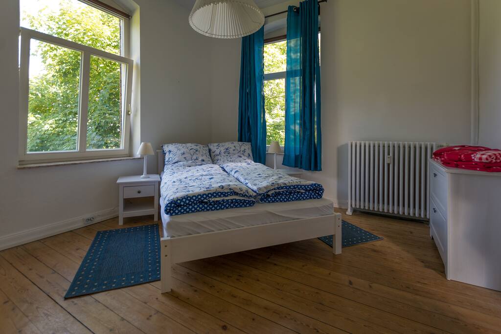 Schlafzimmer (Bett 140x200)