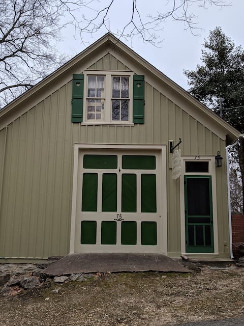 The Carriage House, distinctive lodging
