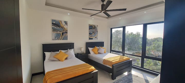 Dormitorio de invitados con TV inteligente de 50pulgadas (Netflix y cable incluidos), aire acondicionado, aire acondicionado, aire acondicionado, luces, luces, persianas opacas, persianas, grandes pinturas locales, etc.
