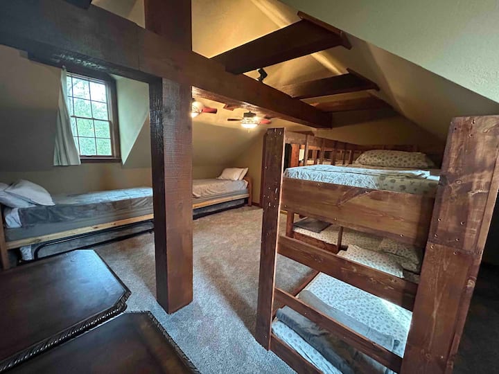 ห้องลอฟท์สองชั้น - นอนได้ 8 คน 