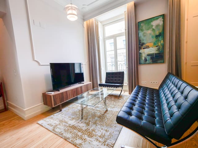 Augusta 231-4D-City Center Apt- Balcony & Elevator gallery image 2