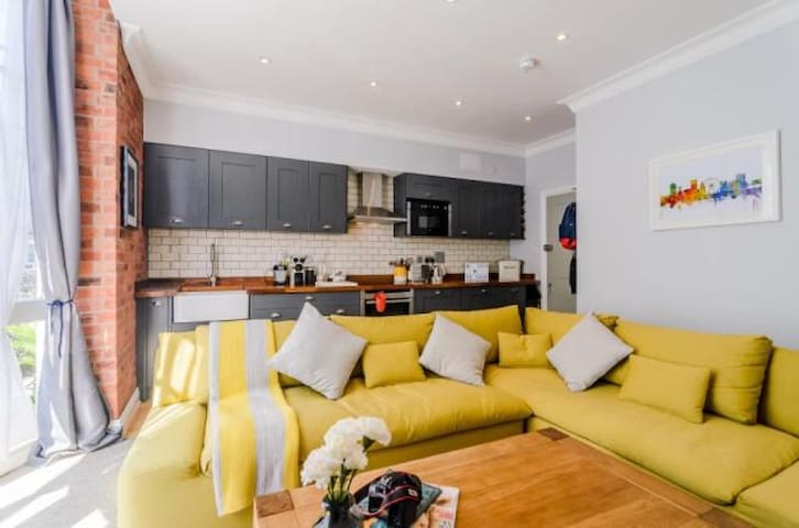 Charming Balcony Flat <--200m from Beach