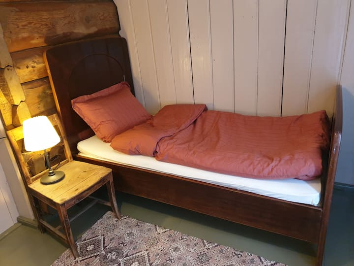 חדר שינה 3. מיטת יחיד 90x200.