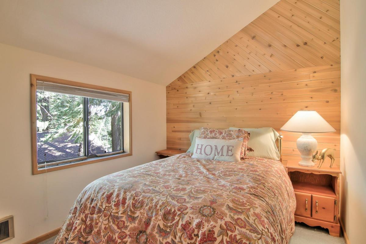 غرفة نوم خاصة في الطابق العلوي #6 (كاملة الحجم)