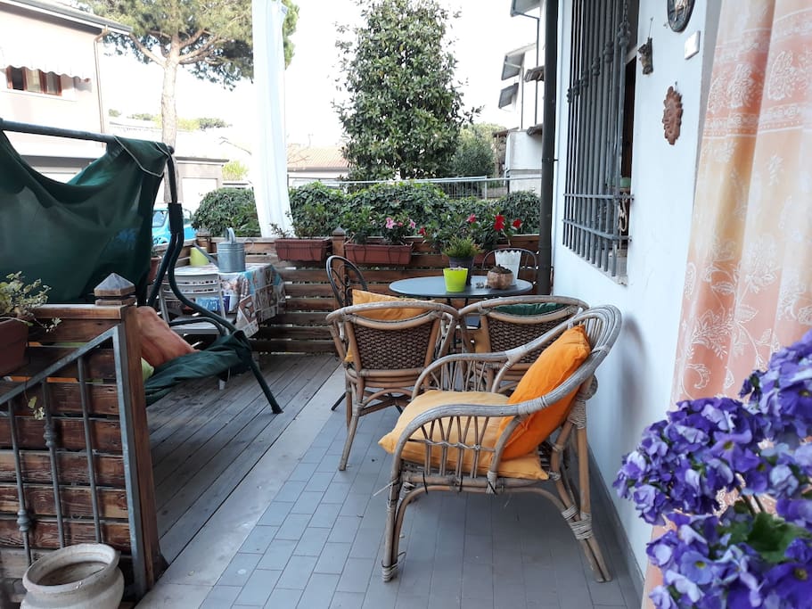 piccola veranda arredata con tavolini e poltroncine a disposizione degli ospiti