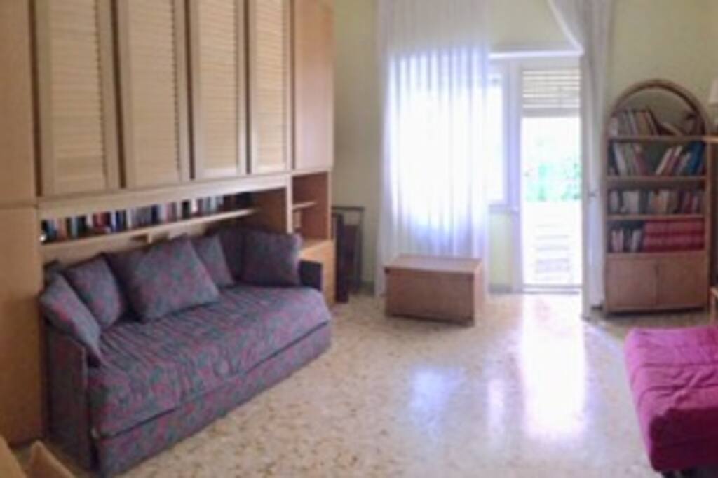 La stanza anche per uso soggiorno o studio. Il divano è composto da 2 letti singoli e anche la poltrona - con una semplice manovra- può diventare un letto.