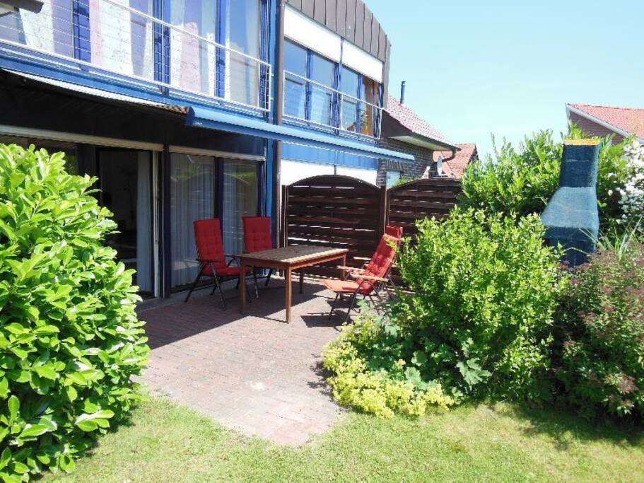 Außenbereich Terrasse mit gemütlicher Sitzecke und Grillkamin