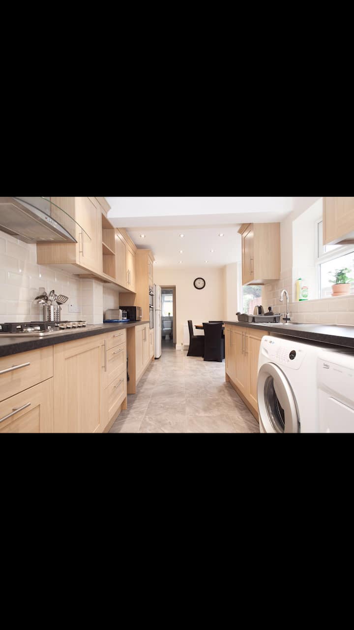 Beautiful House Sleeps 18 - Enfield