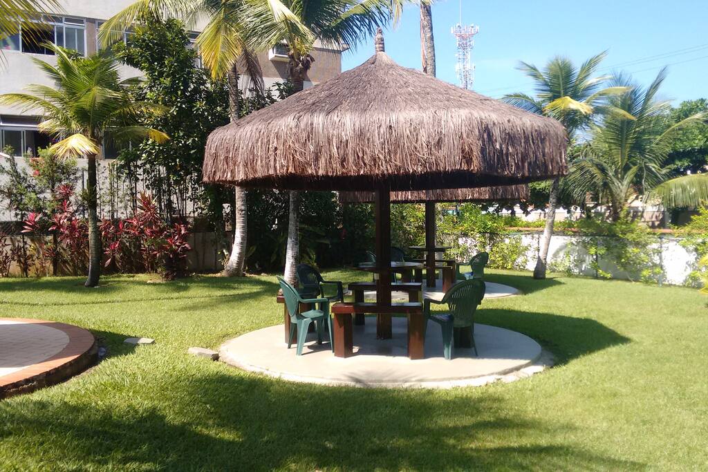 Quiosques ao lado da piscina para reunir a família e amigos.