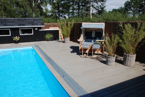 Summerhouse in Liseleje. Heatet pool in Summer