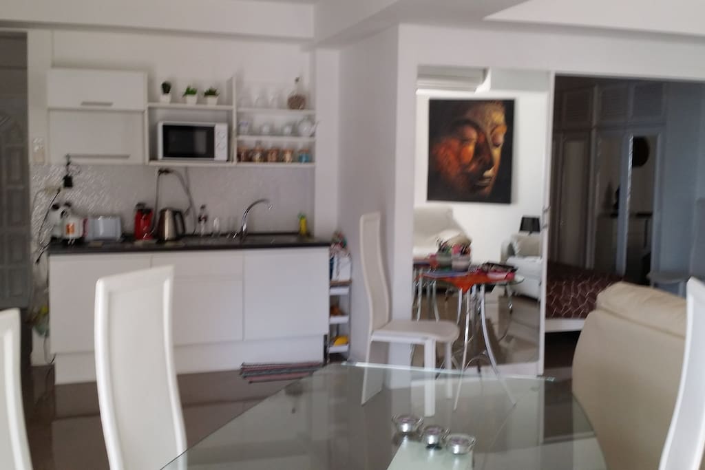 cuisine équipée avec salle à manger avec vue mer
