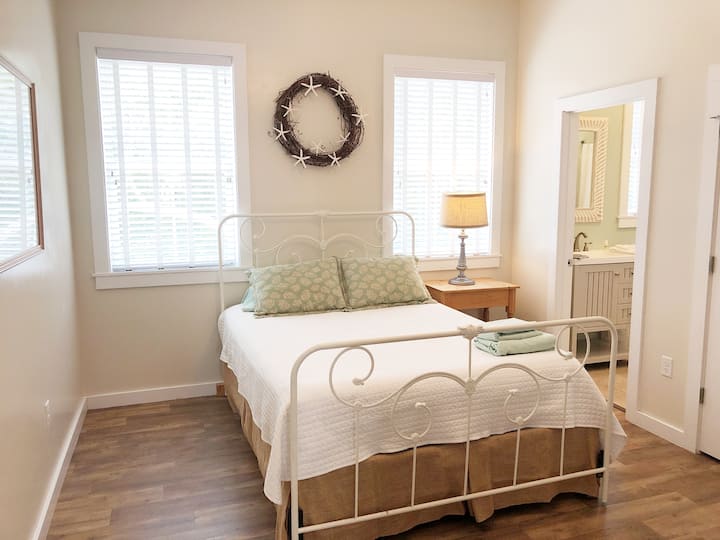 La chambre Queen est spacieuse et directement à côté du salon.