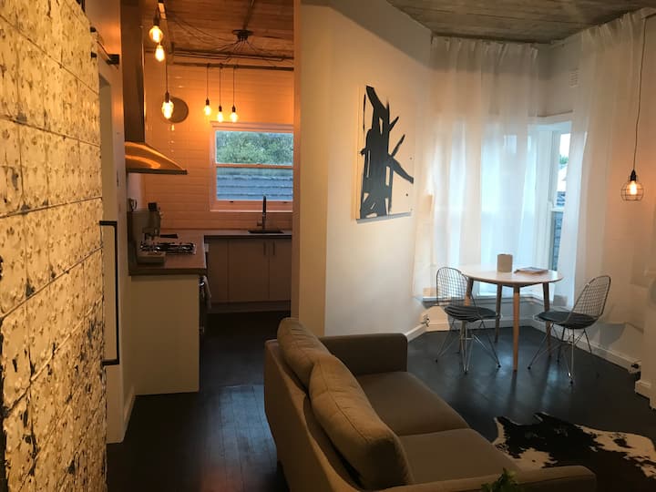 Luxury City Pad with self check-in and parking.